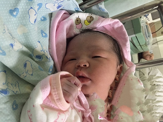 35岁卵巢巧克力囊肿借助试管婴儿成功怀孕喜获小天使