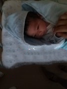 三个女人的美满家庭：同性恋人借助第三代试管婴儿迎来小天使