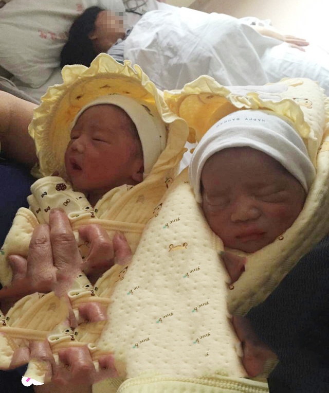 恭喜北京李氏夫妇成功抱上双胞胎