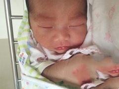 虽年过花甲，宝宝的降临却让他宛如新生