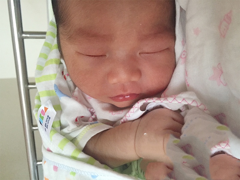 虽年过花甲，宝宝的降临却让他宛如新生