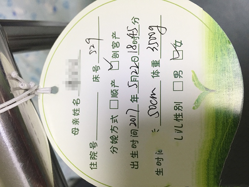 虽年过花甲，宝宝的降临却让他宛如新生